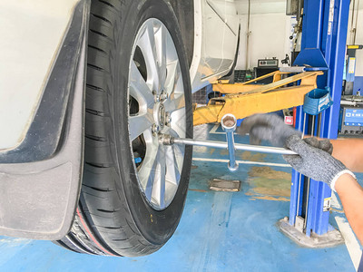 修理在车间更换轮胎的技工图片