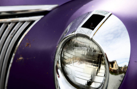 紫色油漆和镀铬的古董车头灯图片
