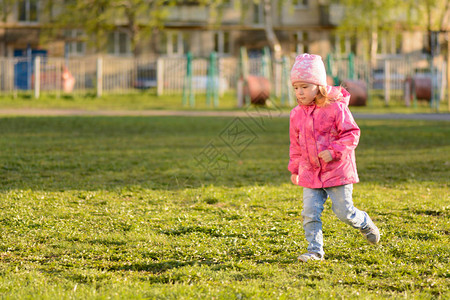小女孩走在街上图片