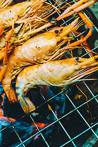 烤架上的美味海鲜虾背景是火焰图片