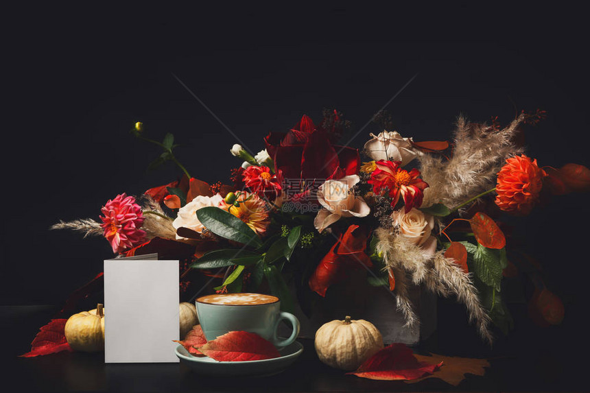 卡布奇诺和美丽的花朵组成花店组成咖啡杯与泡沫苹果新鲜和干花束在黑木背景花店艺术和图片