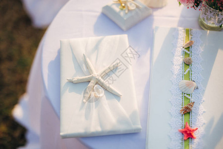 在黑山举行婚礼的桌子婚纱装饰图片