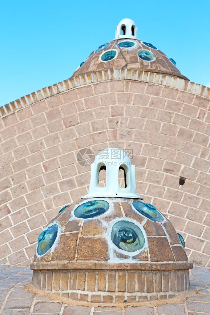 在伊朗古色香的传统浴室的老建筑屋顶图片