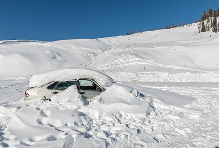 在阿拉斯加冬季被遗弃的汽车在图片