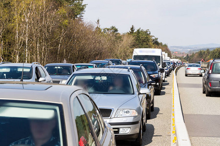 高峰时段高速公路上的交通堵塞图片