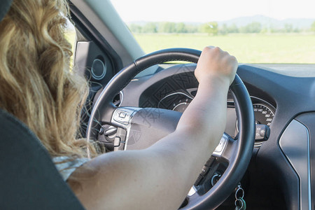 年轻女司机正在驾驶一辆汽车图片