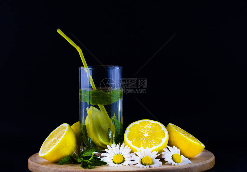 新鲜柠檬水和柠檬图片