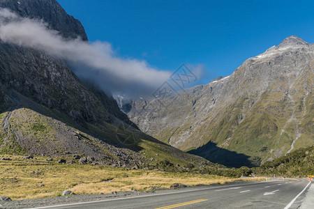 蓝天下霍默隧道上方的山脉和道路图片