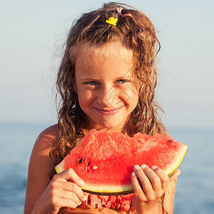 孩子吃西瓜夏天吃水果的女孩图片
