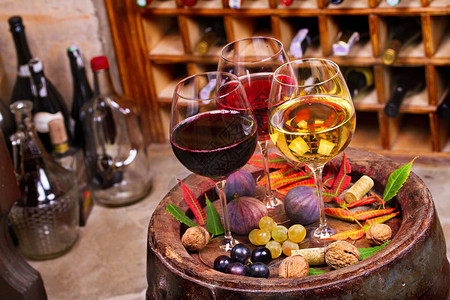 红酒玫瑰酒和白葡萄酒窖里有葡萄图片