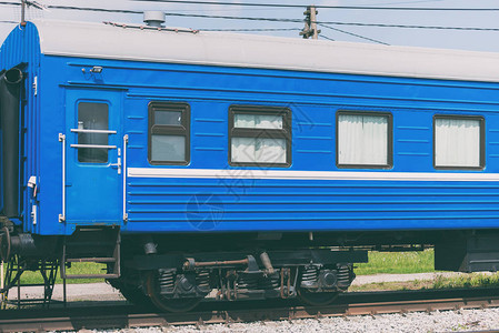 在途中的蓝色旅客列车皮图片