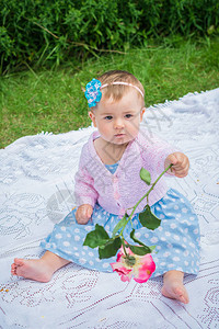 小女孩花朵坐在夏令营的图片