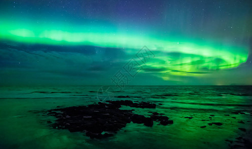 冰岛加多尔海面上空的Aurorano图片