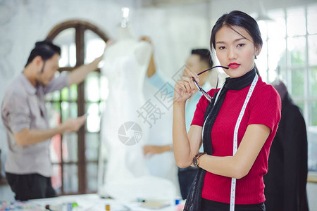 拿着眼镜的漂亮女孩正站着图片