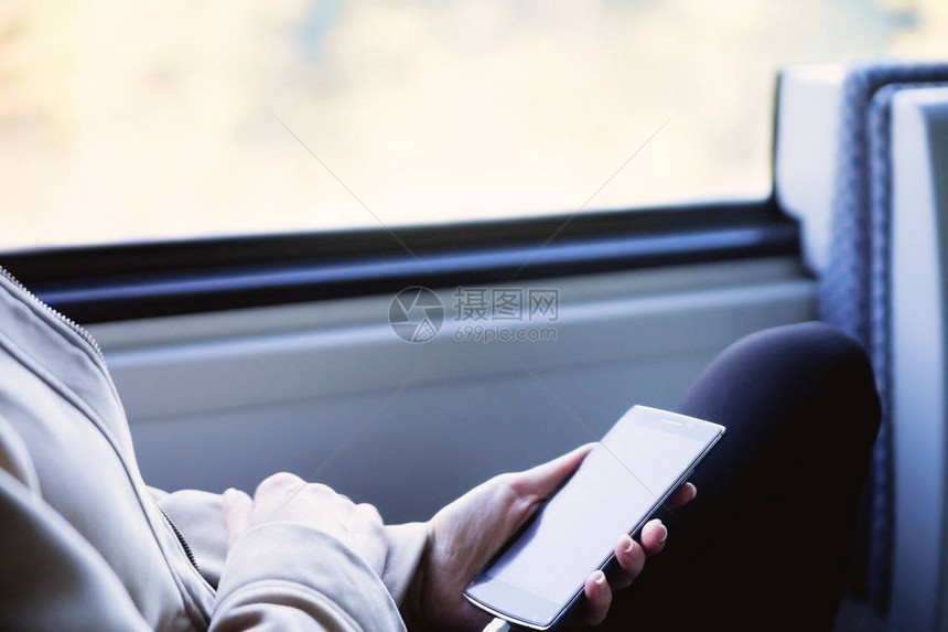 女手在火车上使图片