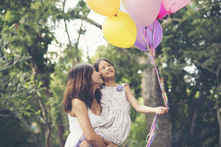 暑假庆典和生活方式概念公园户外有多彩气球的美图片