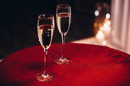 晚上婚礼仪招待会的红桌上装着泡沫图片