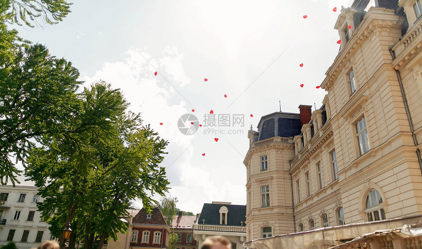 红心形气球在阳光明媚的公园举行婚礼宴图片