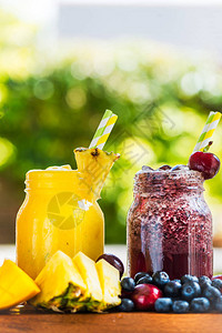 蓝莓樱桃柠檬芒果草莓利梅菠萝和冰的夏季红酒图片
