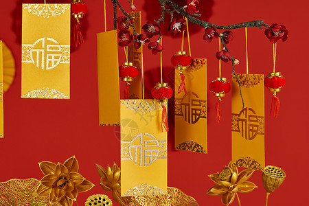 悬挂在树枝上的金色新年红包图片
