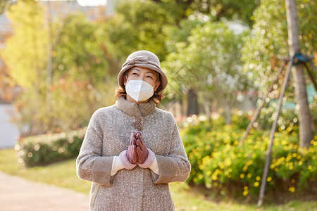 户外晒太阳公园散步戴口罩的老年人背景