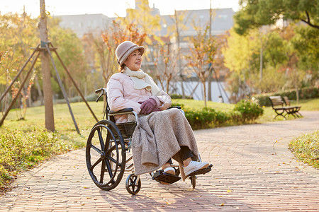 坐轮椅的奶奶户外享受阳光背景图片