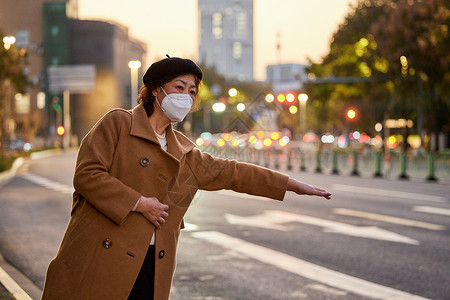 中老年人路边招手打车图片