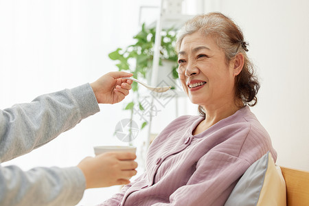 护工给居家老人喂粥图片