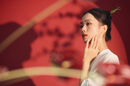 中国红口红中国风创意青年女性形象背景
