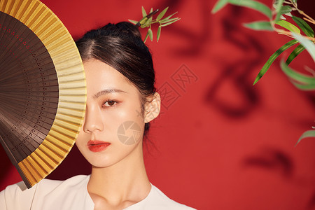 红色竖屏国风中国式传统女性手拿扇子背景