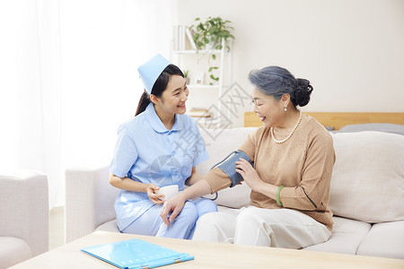 沙发高血压护工给老年患者测量血压背景