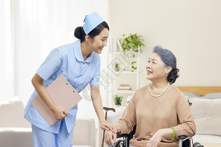 护工关爱坐轮椅的老奶奶身体健康背景图片