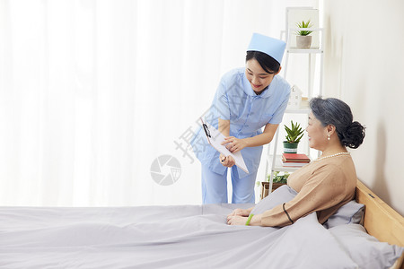 握手女女护工家里看望记录老人健康状态背景