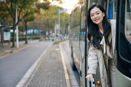 准备乘坐大巴出行的女性背景图片