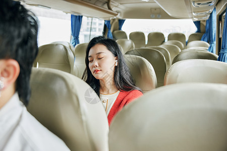 在大巴上睡着的女性背景图片