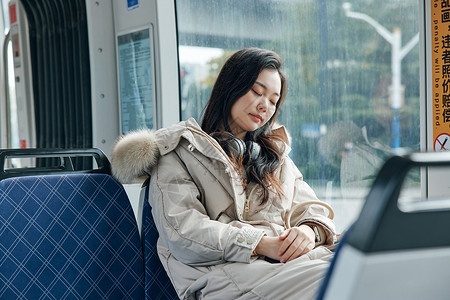 大巴车上在车上睡着的女性背景