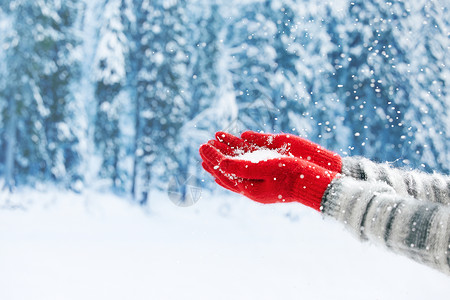 玩雪素材戴手套玩雪花的人手部特写背景