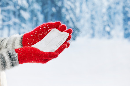 雪地里使用暖宝宝保暖特写背景图片