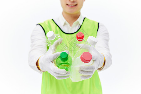 男性拿着塑料瓶回收再利用公益志愿者手拿塑料垃圾特写背景