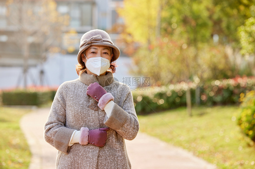 户外散步的中老人图片