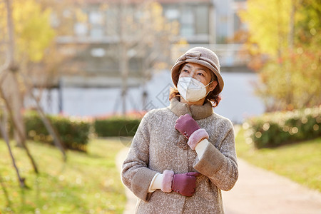 中老年妇女公园散步休息图片