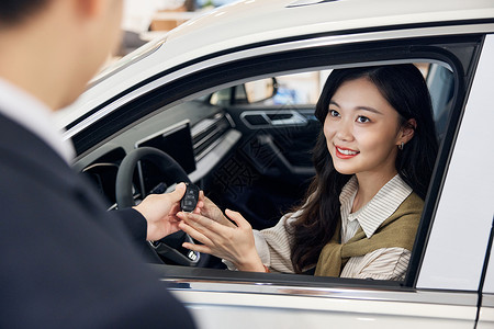 年轻女性试驾新能源汽车图片