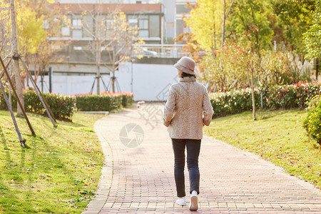 享受冬天公园散步的老奶奶背影背景