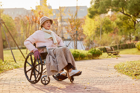 坐轮椅的中老年妇女户外晒太阳图片