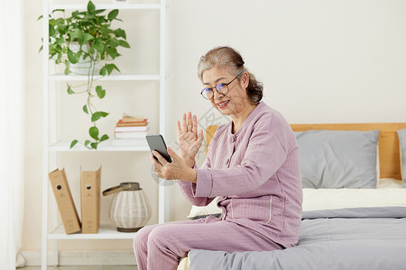 居家老人使用平板电脑视频通话背景图片