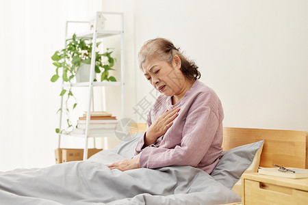 卧床休息的老人胸口疼痛图片