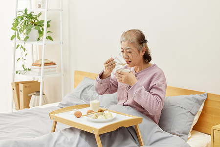 冬季保养居家老人吃早餐喝粥背景