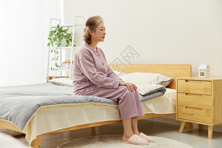 老年抑郁症老奶奶独自坐在床边背景