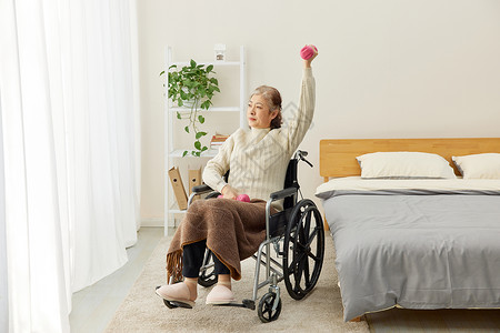 坐轮椅的老人居家复健锻炼身体图片