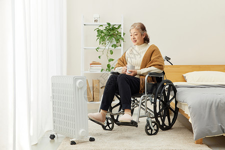 移动病床坐轮椅的奶奶居家使用移动暖气片背景